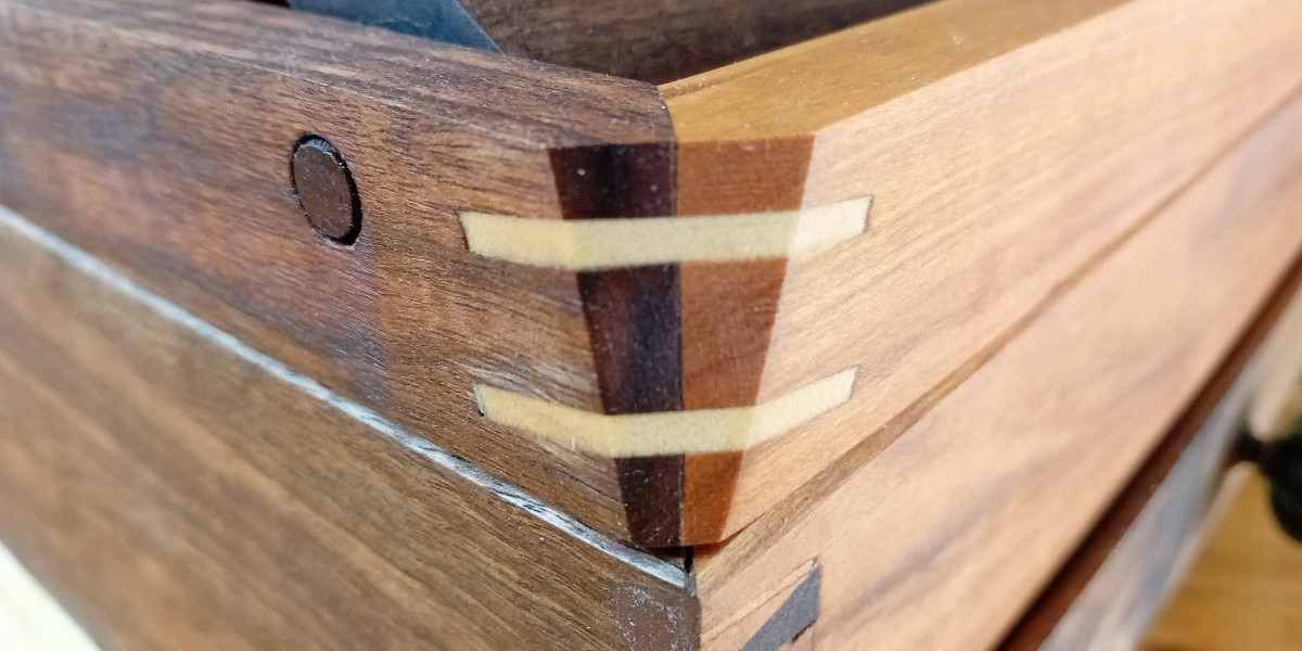 Ein massives Lesepult mit Stauraum für die Werkstatt