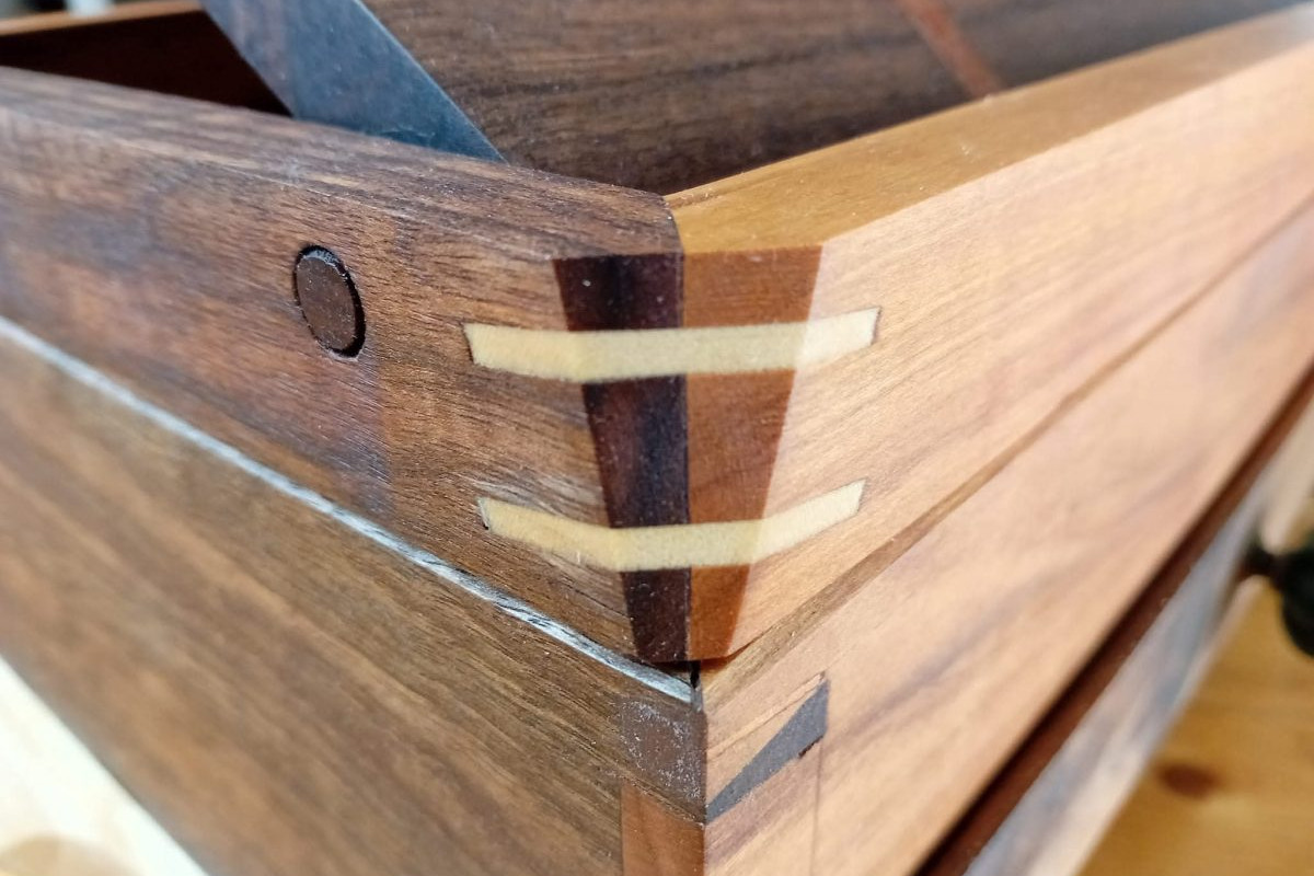 Ein massives Lesepult mit Stauraum für die Werkstatt