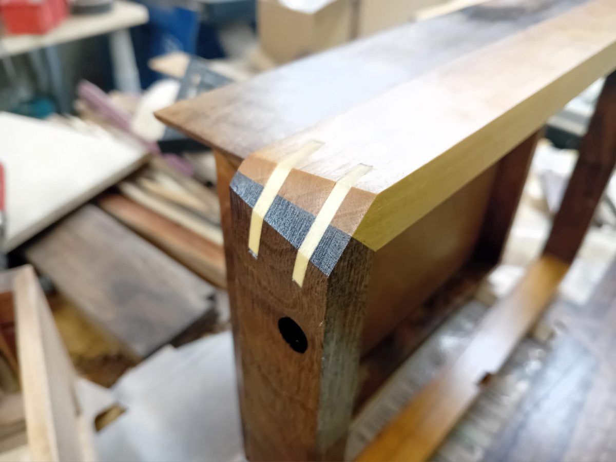 Ein massives Lesepult mit Stauraum für die Werkstatt