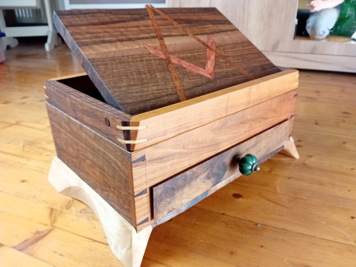 Ein massives Lesepult mit Stauraum für die Werkstatt